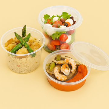 Vaschette di plastica tonde con coperchio, dimensioni diverse, piene di cibo